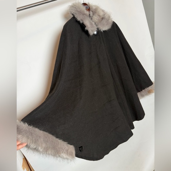 Sioni Black Poncho with Faux Fur Trim - Picture 7 of 9